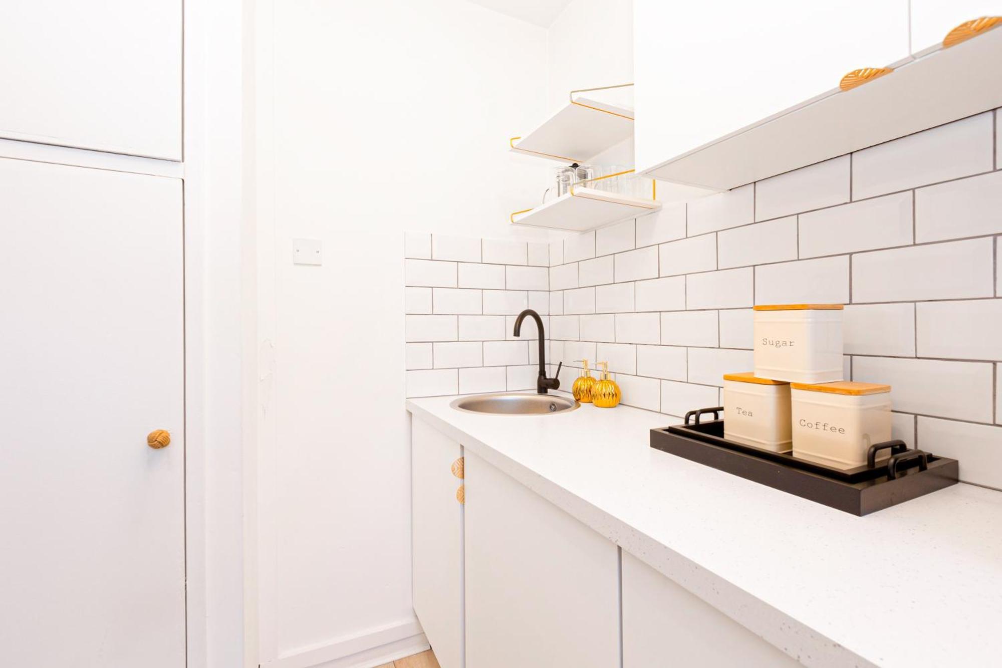 Charming Studio With Balcony In Putney, 5 Min Tube Лондон Экстерьер фото